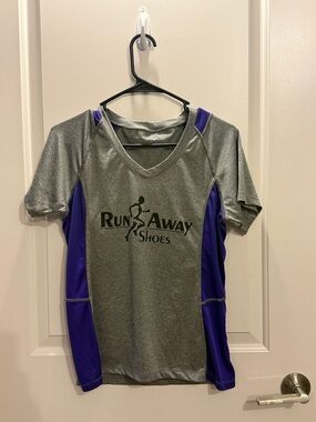 Saucony Ladies Gray V-Neck Performance Tee